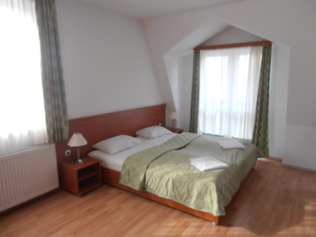 Hajdúszoboszló Hotel Kristaly الغرفة الصورة